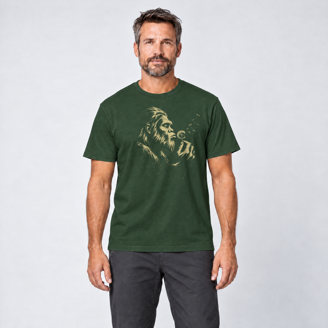 Mann trägt Bigfoot mit Pusteblume – T-Shirt Unisex in Flaschengrün, Ansicht von vorn