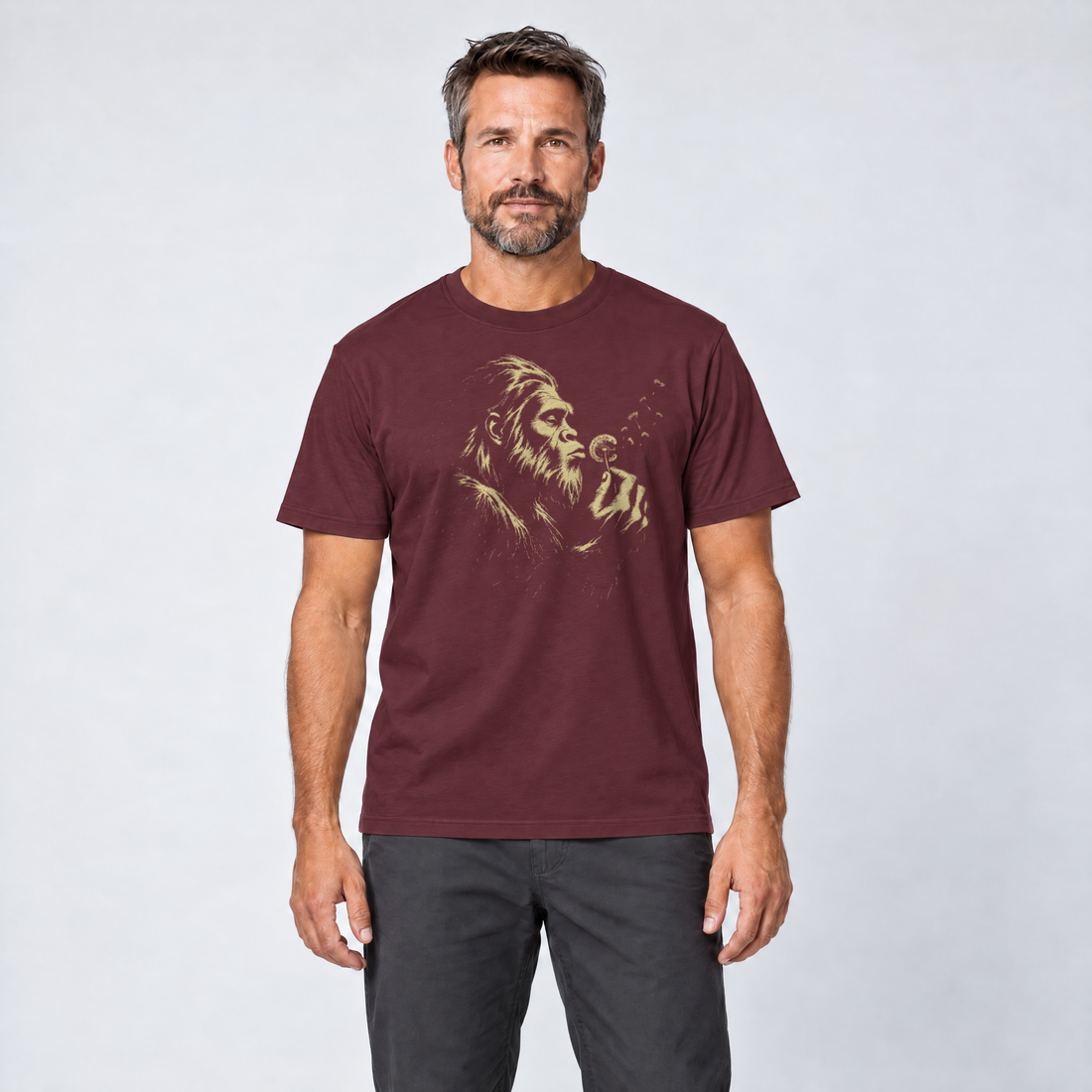 Mann trägt Bigfoot mit Pusteblume – T-Shirt Unisex in Bordeaux, Ansicht von vorn