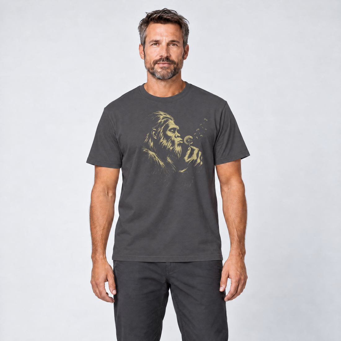Mann trägt Bigfoot mit Pusteblume – T-Shirt Unisex in Dunkelgrau, Ansicht von vorn