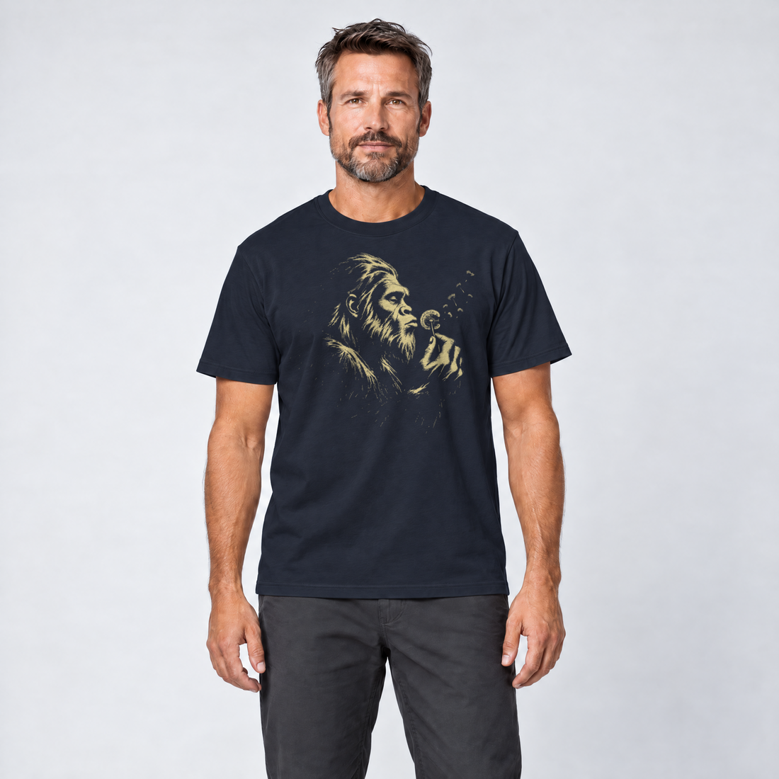 Mann trägt Bigfoot mit Pusteblume – T-Shirt Unisex in Navy, Ansicht von vorn