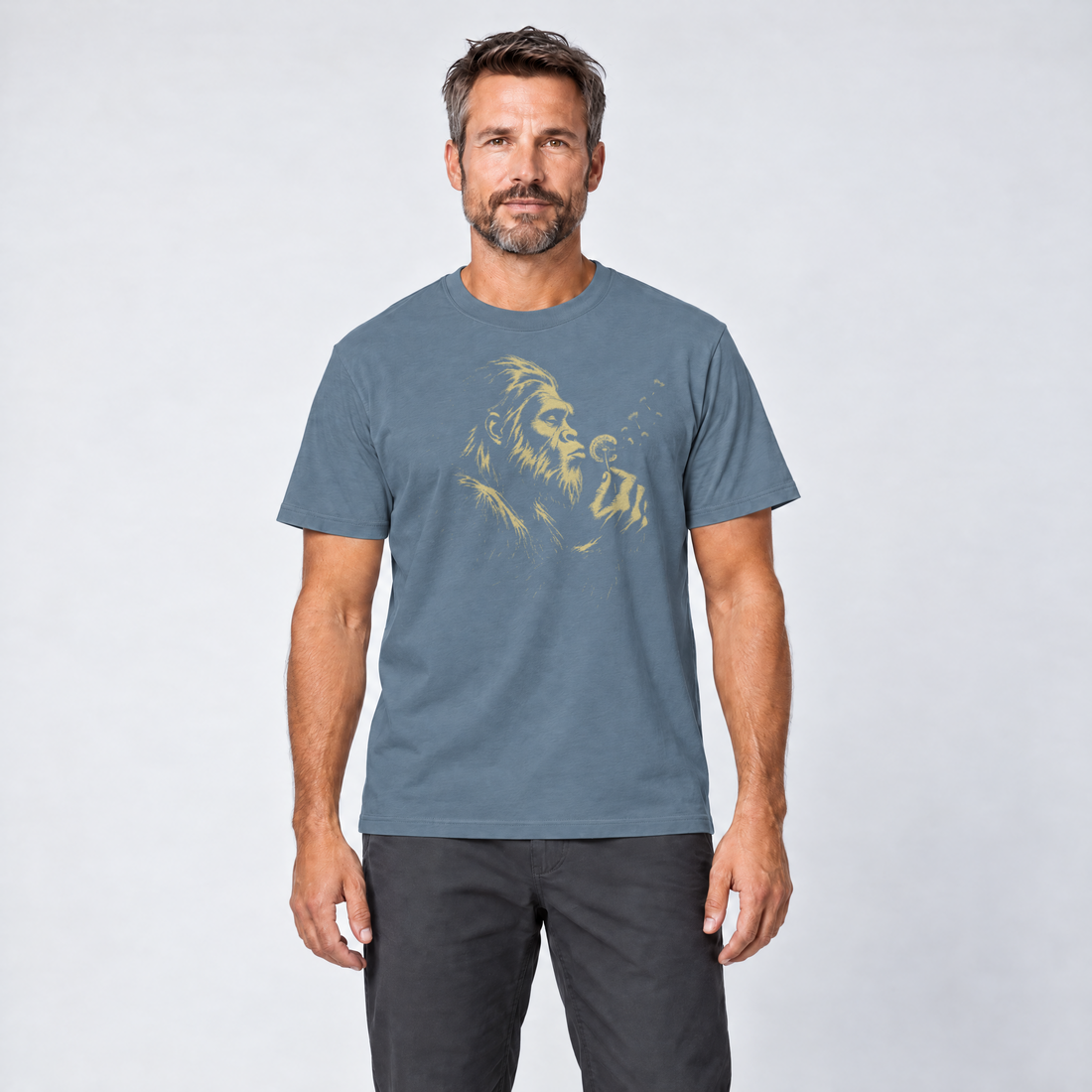 Mann trägt Bigfoot mit Pusteblume – T-Shirt Unisex in Steinblau, Ansicht von vorn