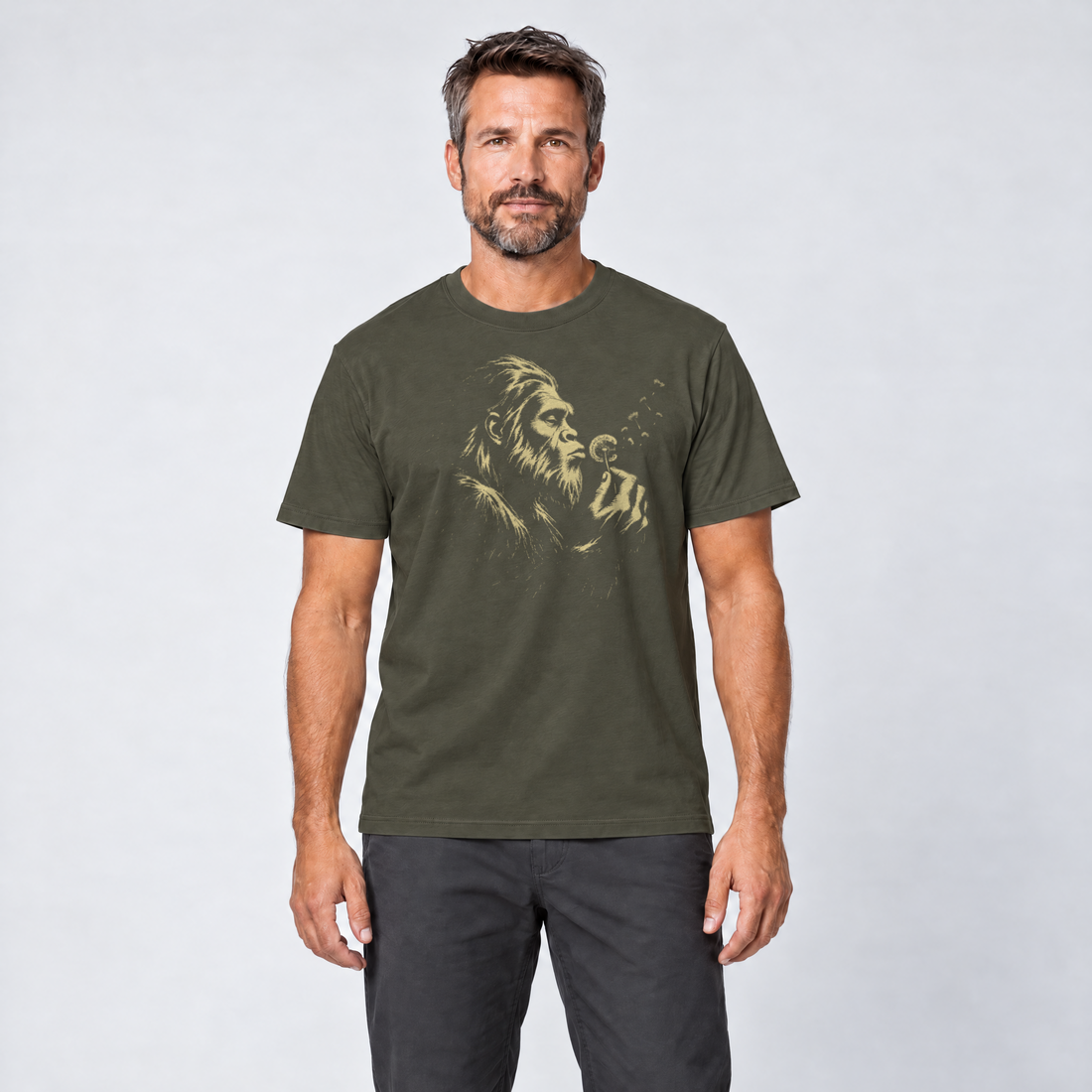 Mann trägt Bigfoot mit Pusteblume – T-Shirt Unisex in Oliv, Ansicht von vorn