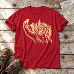 Bigfoot-Selfie im Bergwald – T-Shirt Unisex in Rot, flach liegend auf alten Holzbrettern mit Wanderschuhen und Wanderkarte.