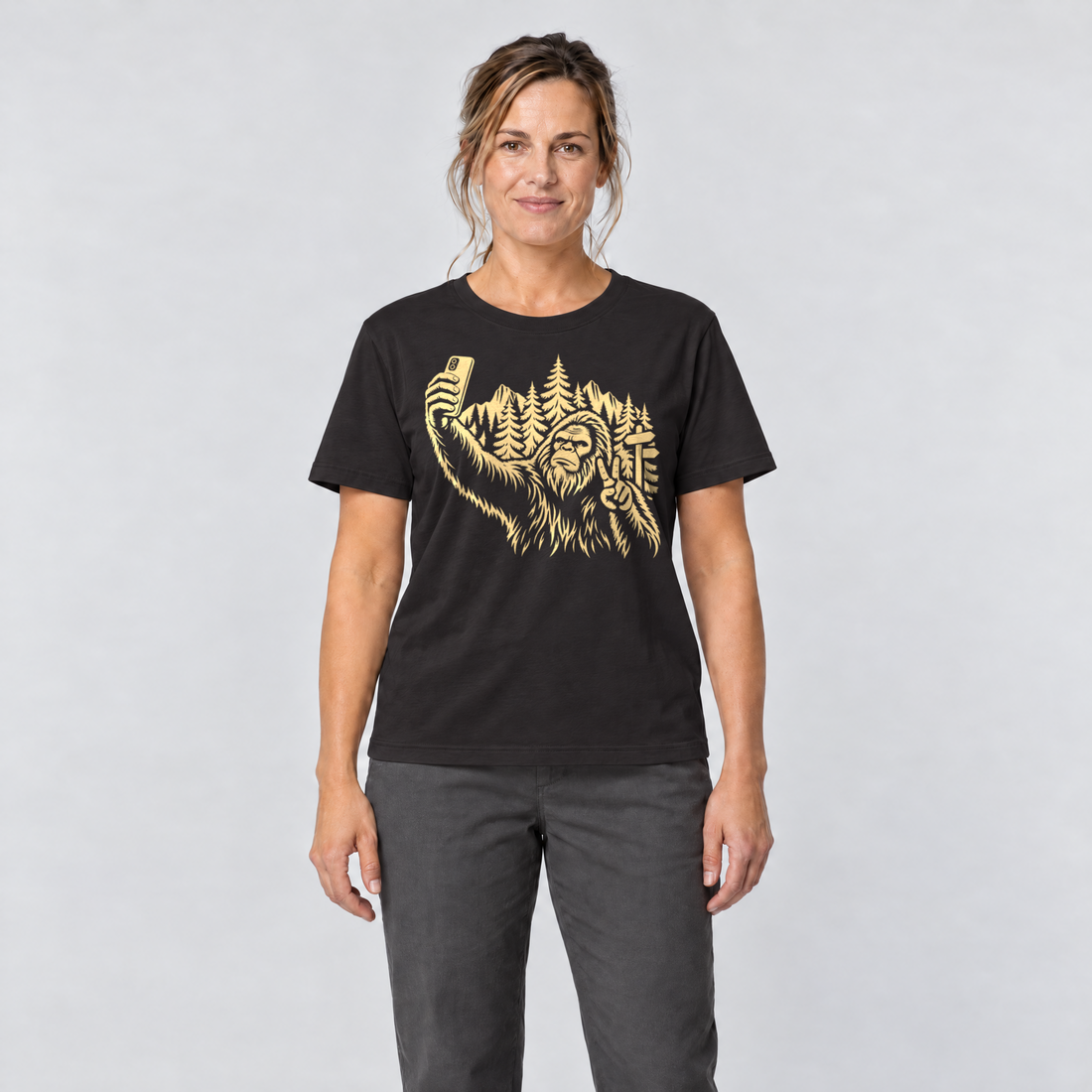 Frau trägt Bigfoot-Selfie im Bergwald – T-Shirt Unisex in Schwarz, Ansicht von vorn