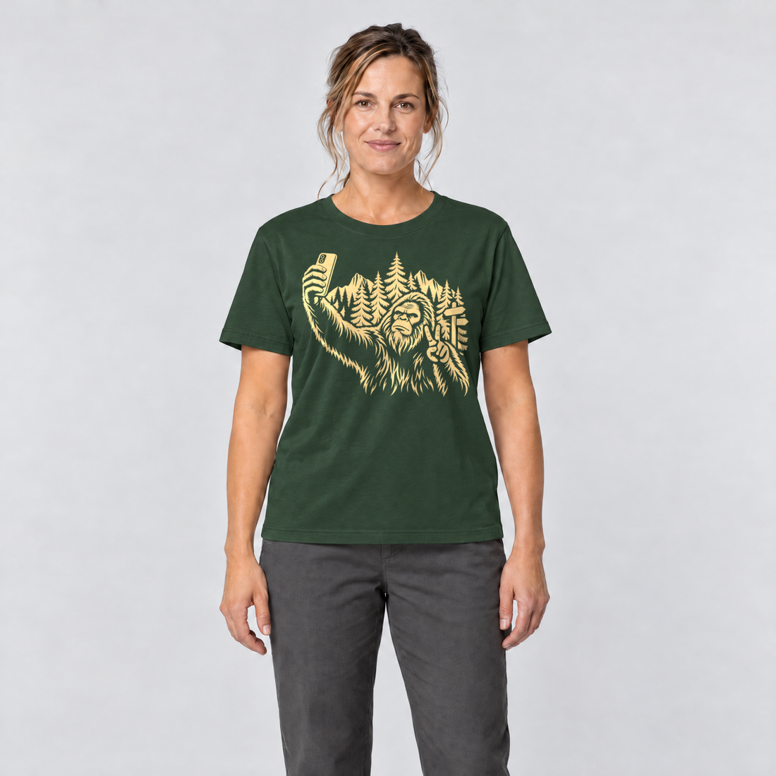 Frau trägt Bigfoot-Selfie im Bergwald – T-Shirt Unisex in Flaschengrün, Ansicht von vorn