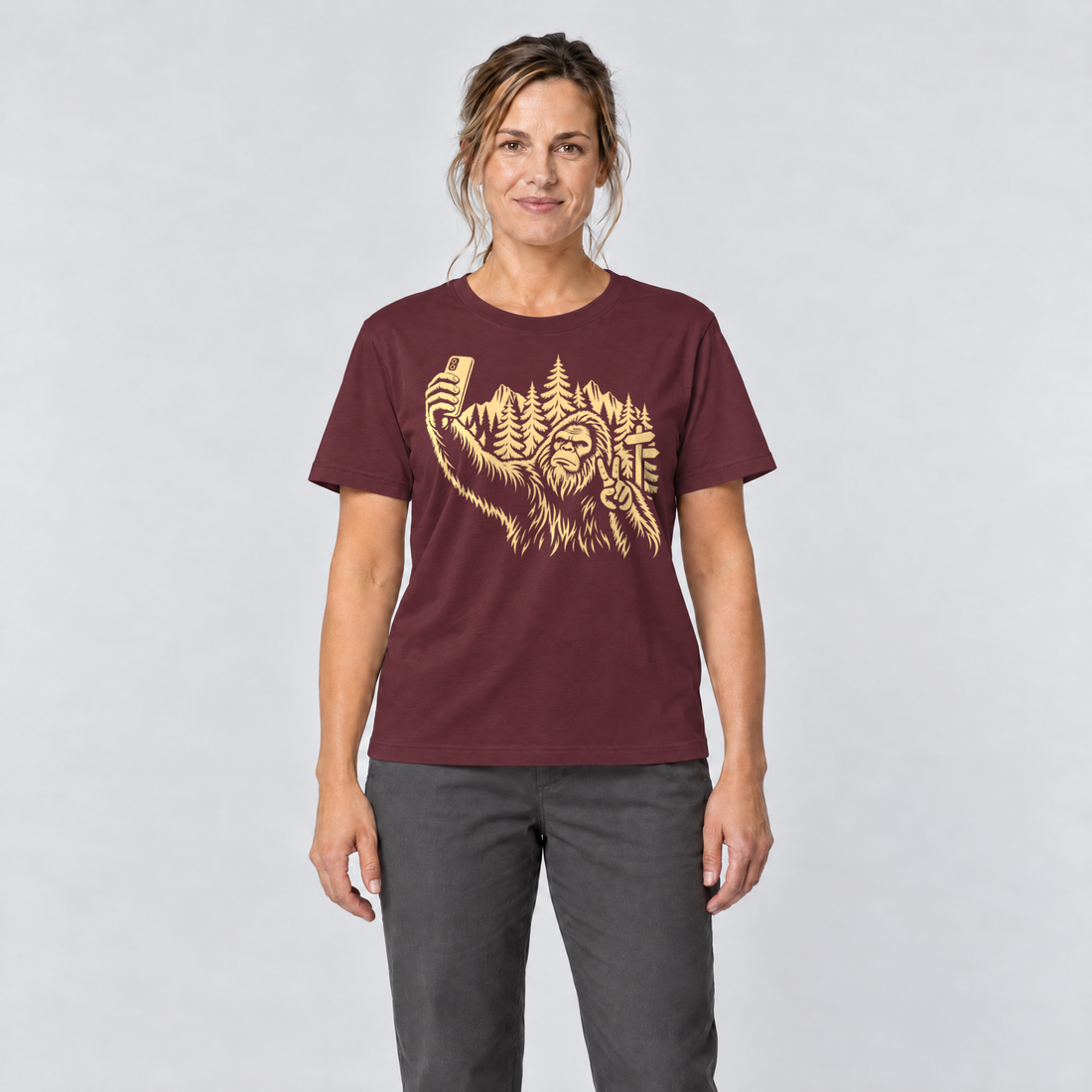 Frau trägt Bigfoot-Selfie im Bergwald – T-Shirt Unisex in Bordeaux, Ansicht von vorn