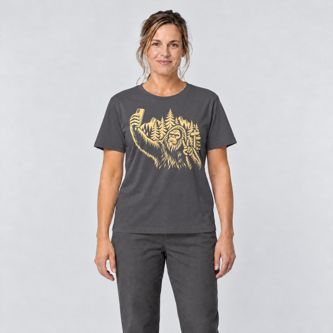 Frau trägt Bigfoot-Selfie im Bergwald – T-Shirt Unisex in Dunkelgrau, Ansicht von vorn