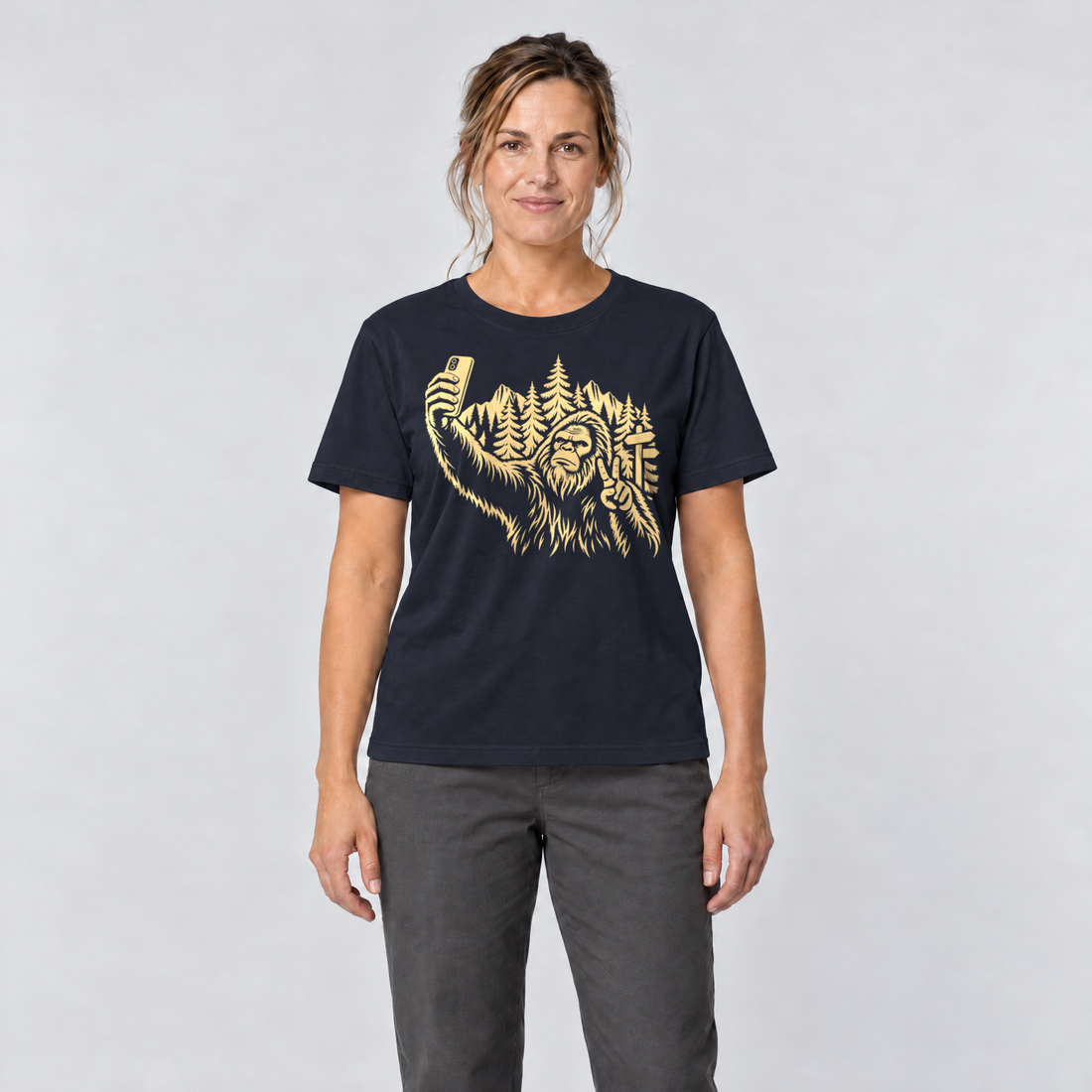 Frau trägt Bigfoot-Selfie im Bergwald – T-Shirt Unisex in Navy, Ansicht von vorn