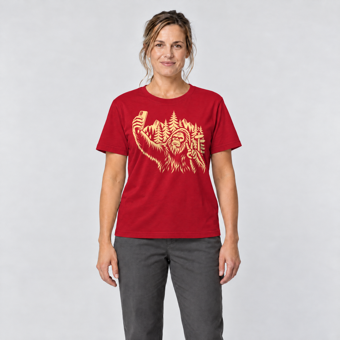 Frau trägt Bigfoot-Selfie im Bergwald – T-Shirt Unisex in Rot, Ansicht von vorn