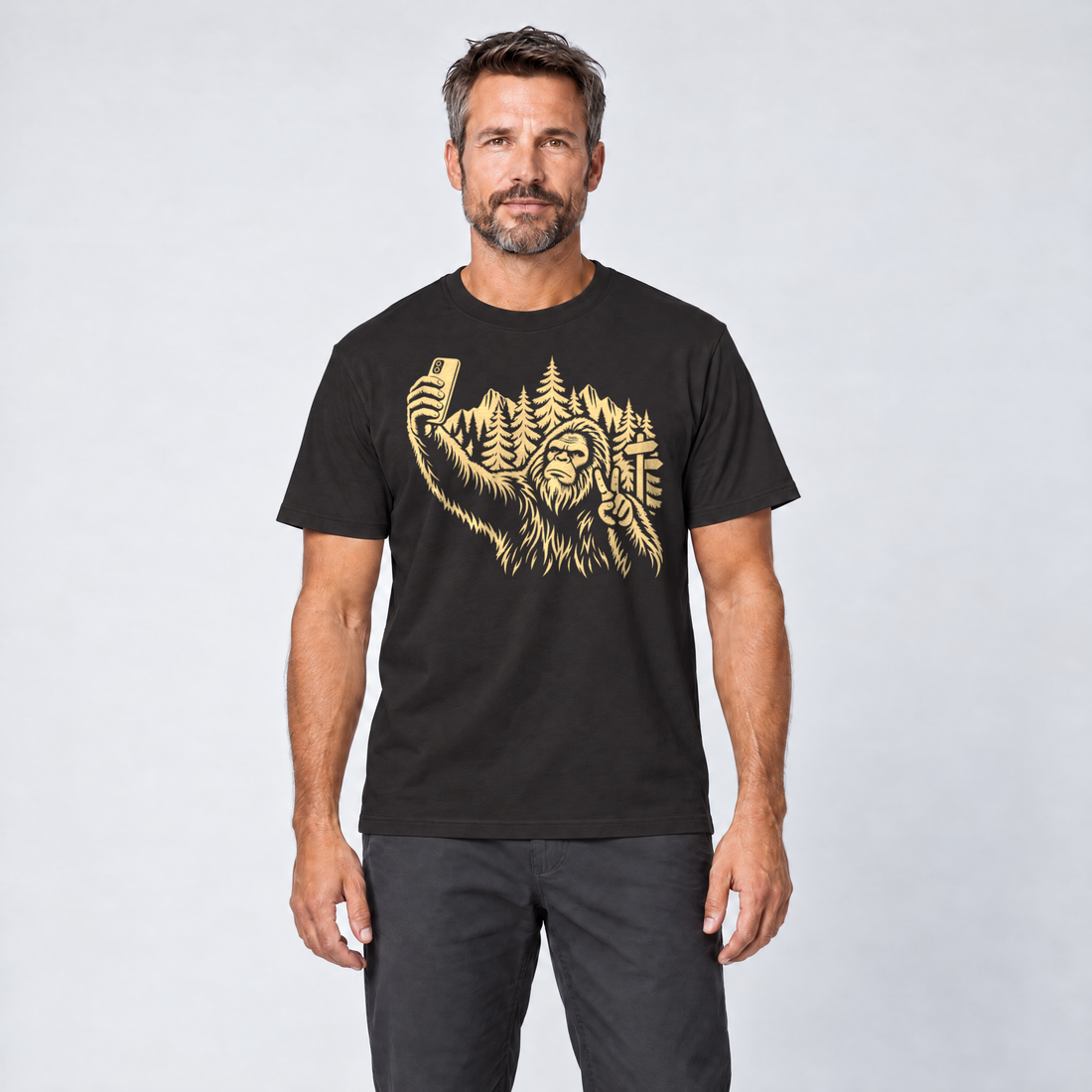 Mann trägt Bigfoot-Selfie im Bergwald – T-Shirt Unisex in Schwarz, Ansicht von vorn