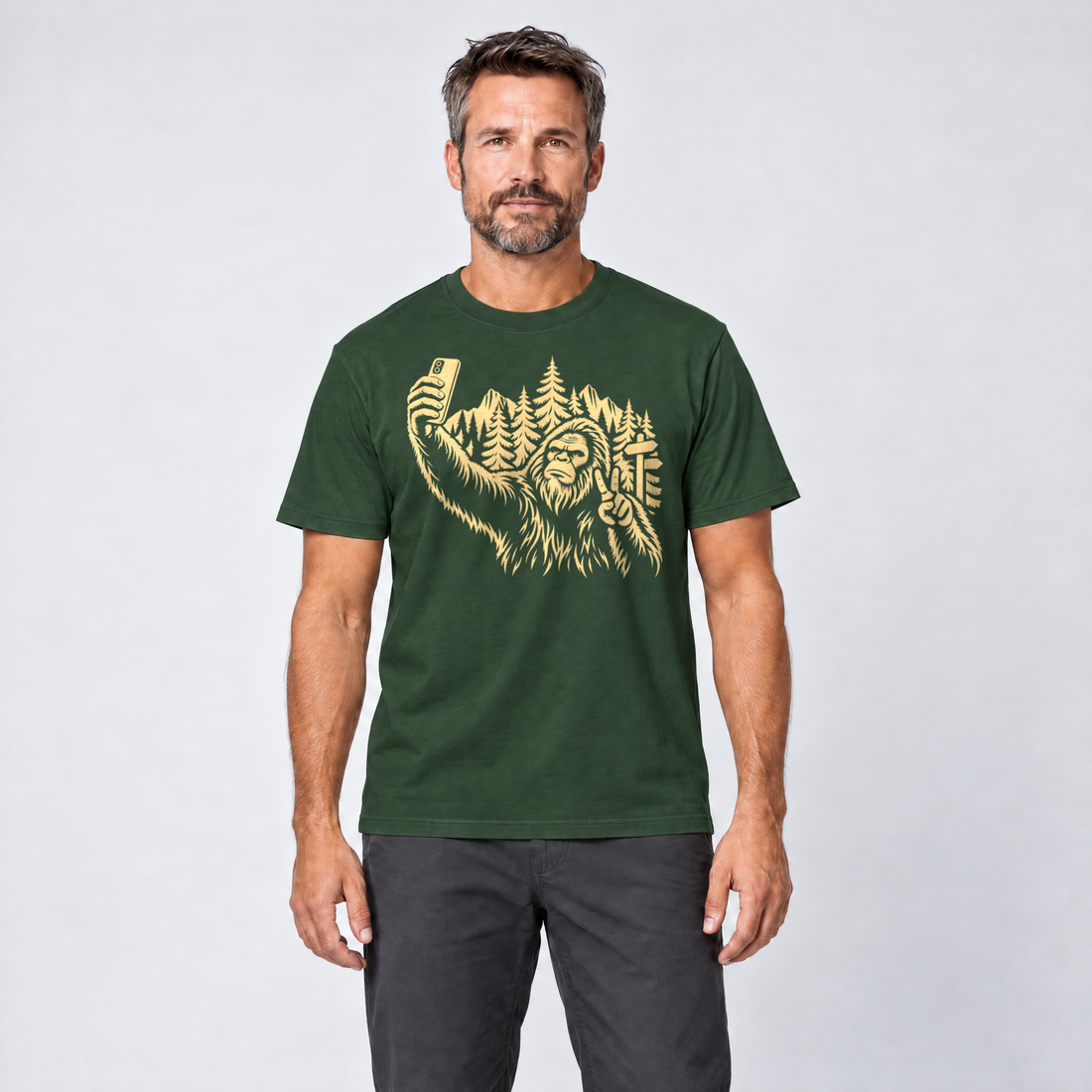 Mann trägt Bigfoot-Selfie im Bergwald – T-Shirt Unisex in Flaschengrün, Ansicht von vorn