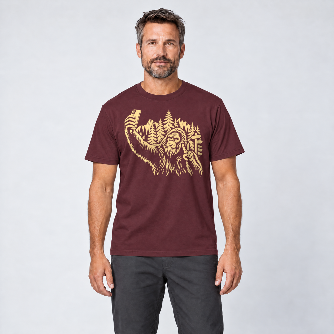 Mann trägt Bigfoot-Selfie im Bergwald – T-Shirt Unisex in Bordeaux, Ansicht von vorn