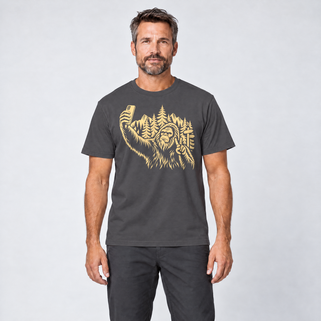 Mann trägt Bigfoot-Selfie im Bergwald – T-Shirt Unisex in Dunkelgrau, Ansicht von vorn