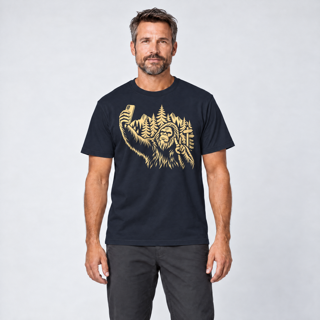 Mann trägt Bigfoot-Selfie im Bergwald – T-Shirt Unisex in Navy, Ansicht von vorn