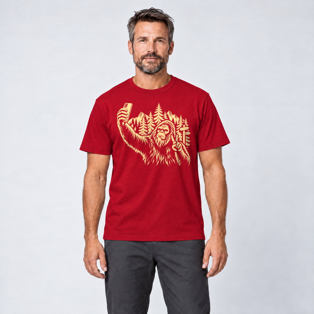 Mann trägt Bigfoot-Selfie im Bergwald – T-Shirt Unisex in Rot, Ansicht von vorn