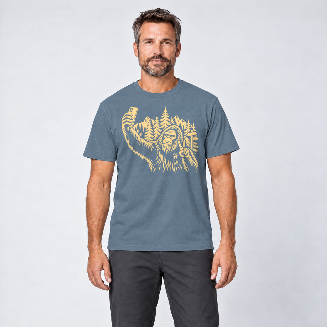 Mann trägt Bigfoot-Selfie im Bergwald – T-Shirt Unisex in Steinblau, Ansicht von vorn