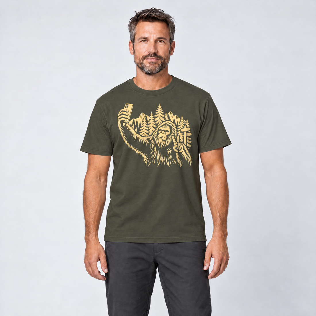 Mann trägt Bigfoot-Selfie im Bergwald – T-Shirt Unisex in Oliv, Ansicht von vorn