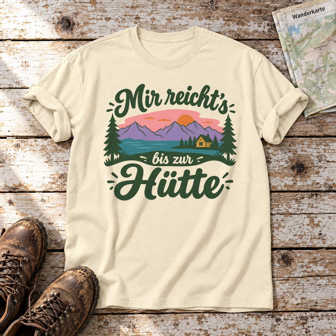 Mir reicht's bis zur Hütte – T-Shirt Unisex in Natur, flach liegend auf alten Holzbrettern mit Wanderschuhen und Wanderkarte.