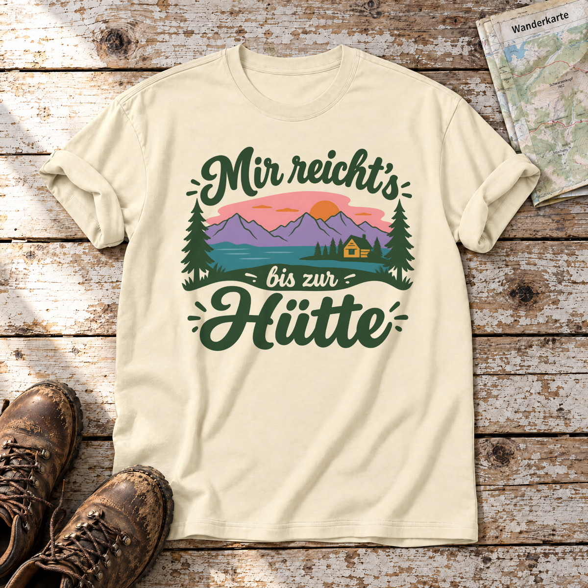 Mir reicht's bis zur Hütte – T-Shirt Unisex in Natur, flach liegend auf alten Holzbrettern mit Wanderschuhen und Wanderkarte.