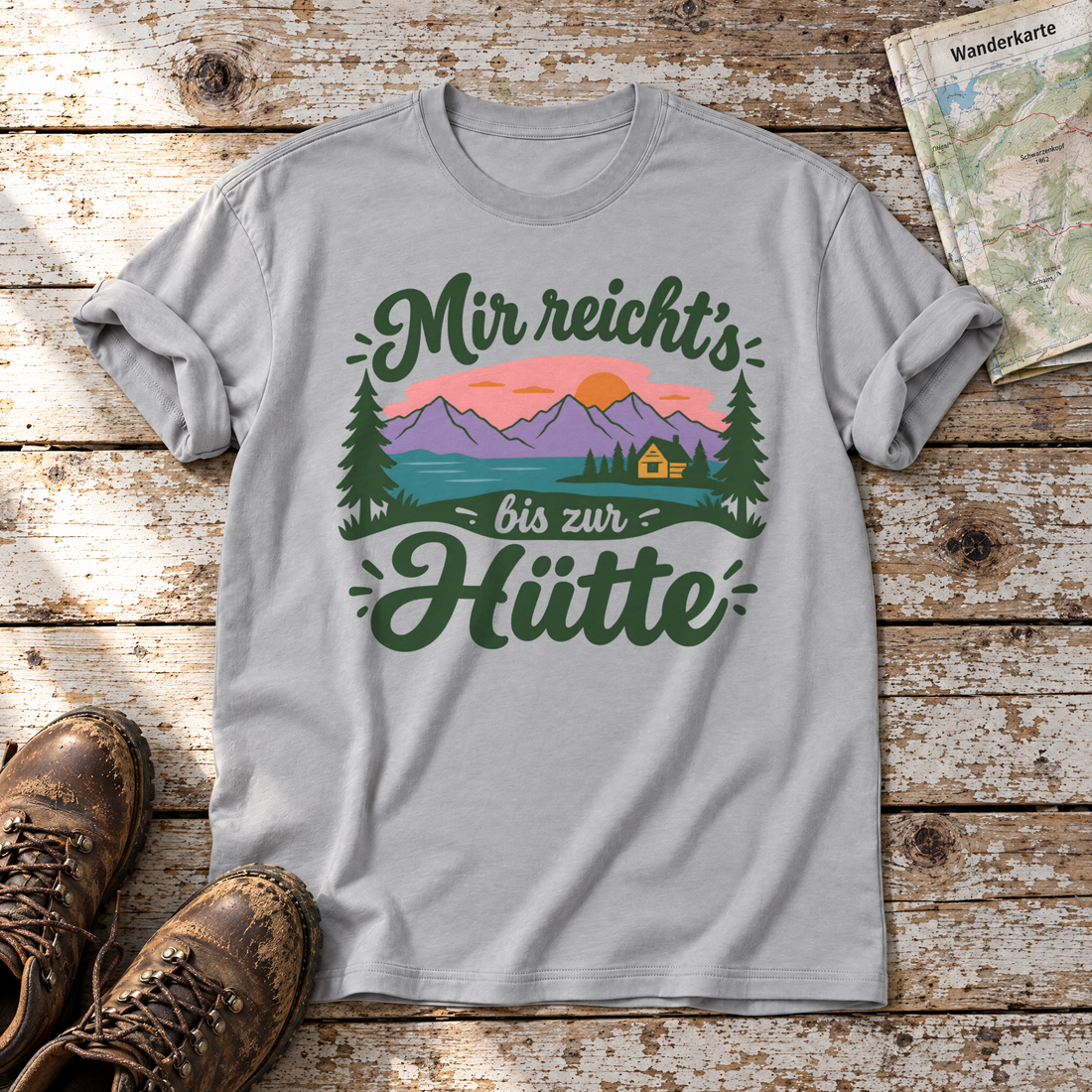 Mir reicht's bis zur Hütte – T-Shirt Unisex in Hellgrau, flach liegend auf alten Holzbrettern mit Wanderschuhen und Wanderkarte.