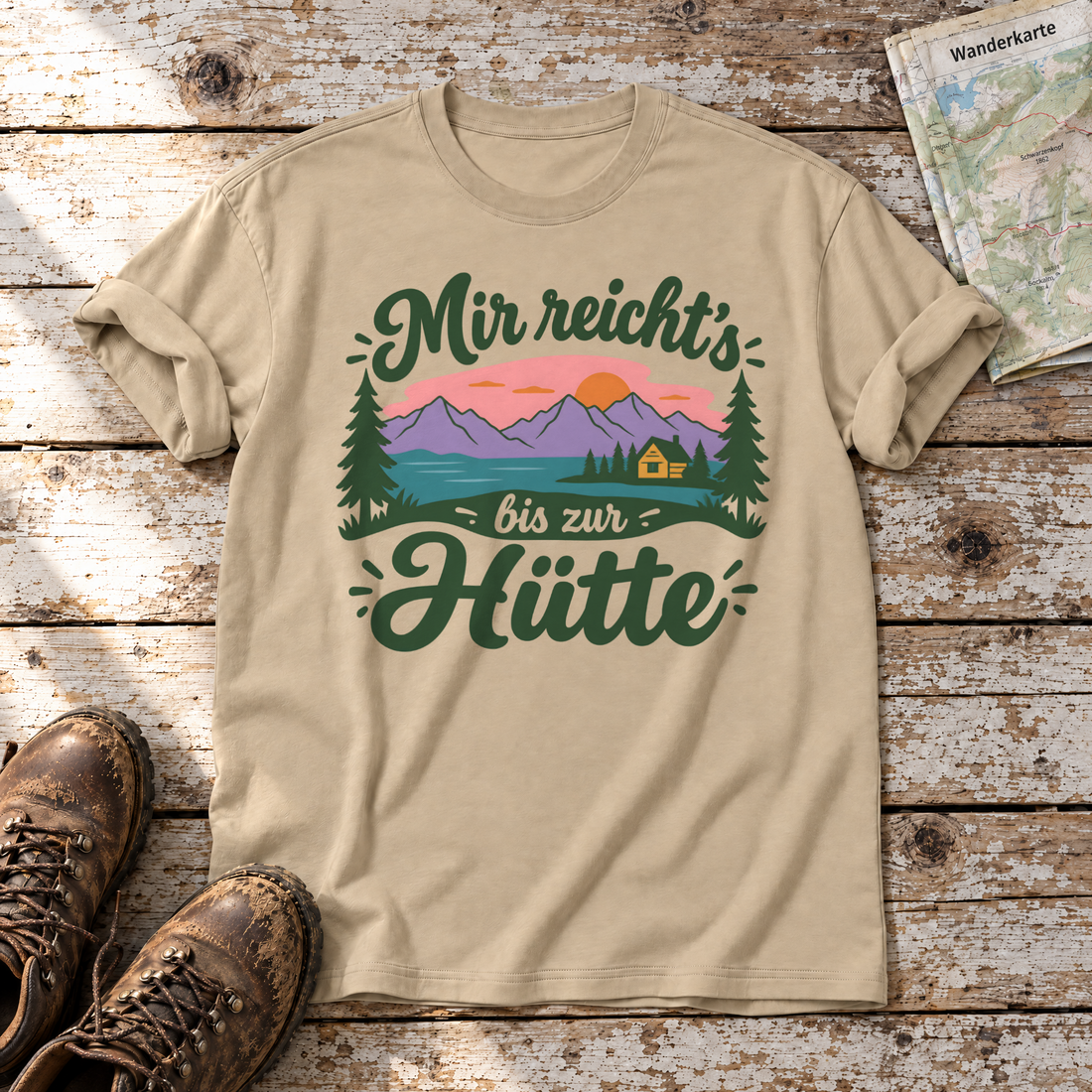 Mir reicht's bis zur Hütte – T-Shirt Unisex in Sand, flach liegend auf alten Holzbrettern mit Wanderschuhen und Wanderkarte.