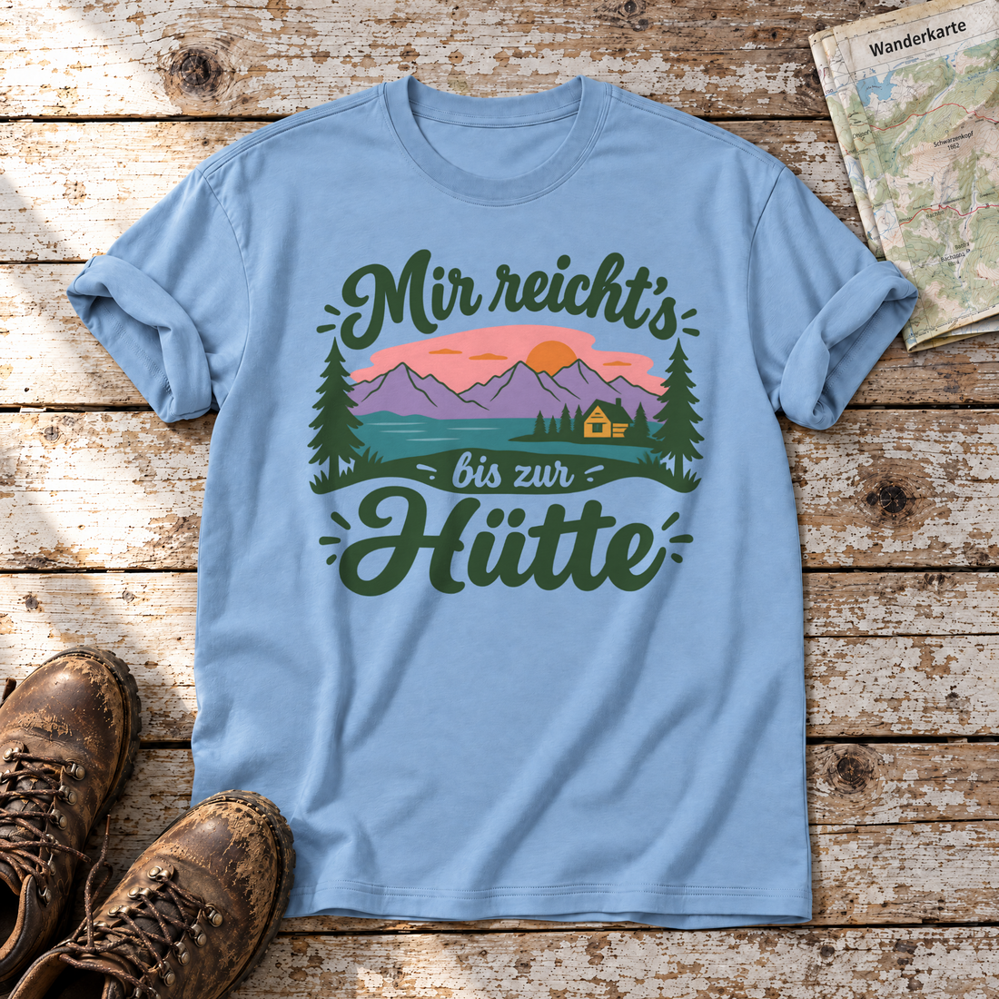 Mir reicht's bis zur Hütte – T-Shirt Unisex in Himmelblau, flach liegend auf alten Holzbrettern mit Wanderschuhen und Wanderkarte.