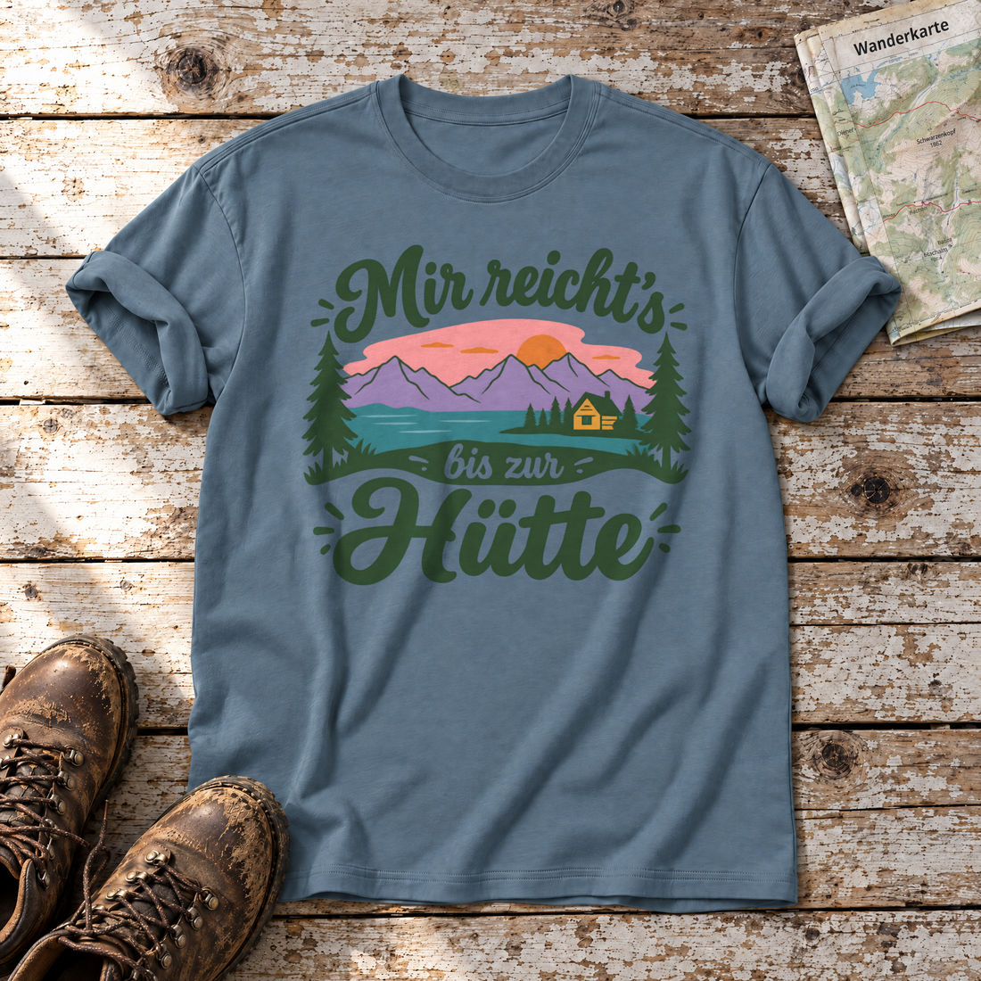 Mir reicht's bis zur Hütte – T-Shirt Unisex in Steinblau, flach liegend auf alten Holzbrettern mit Wanderschuhen und Wanderkarte.