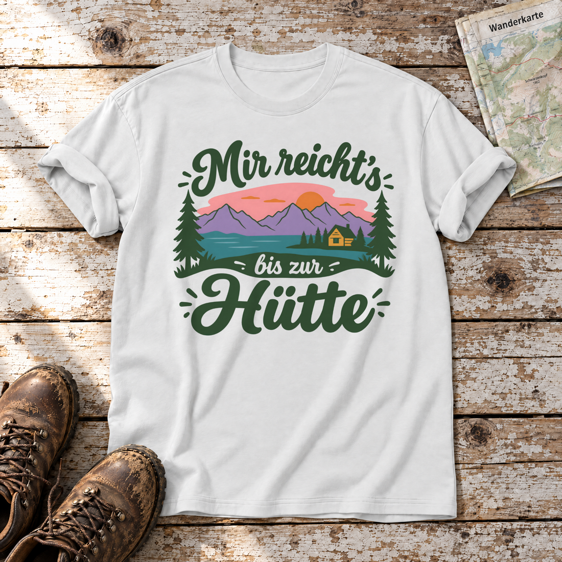 Mir reicht's bis zur Hütte – T-Shirt Unisex in Weiß, flach liegend auf alten Holzbrettern mit Wanderschuhen und Wanderkarte.