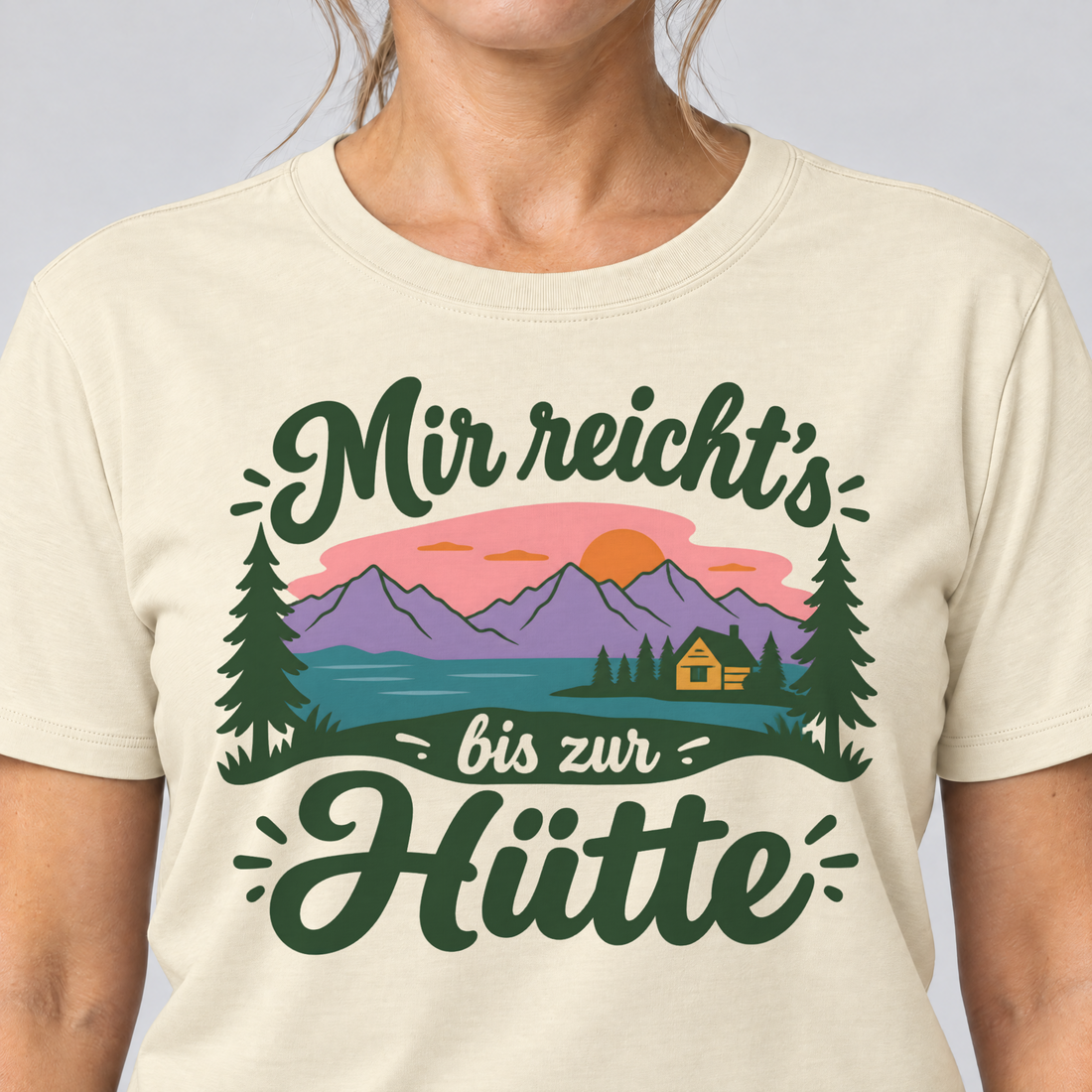 Nahaufnahme des Drucks: Mir reicht's bis zur Hütte – T-Shirt Unisex in Natur, von einer Frau getragen