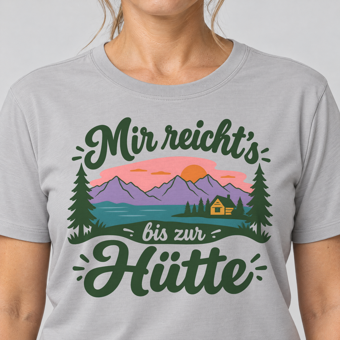 Nahaufnahme des Drucks: Mir reicht's bis zur Hütte – T-Shirt Unisex in Hellgrau, von einer Frau getragen