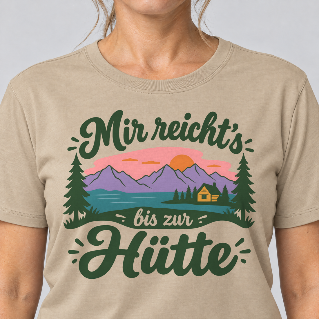 Nahaufnahme des Drucks: Mir reicht's bis zur Hütte – T-Shirt Unisex in Sand, von einer Frau getragen