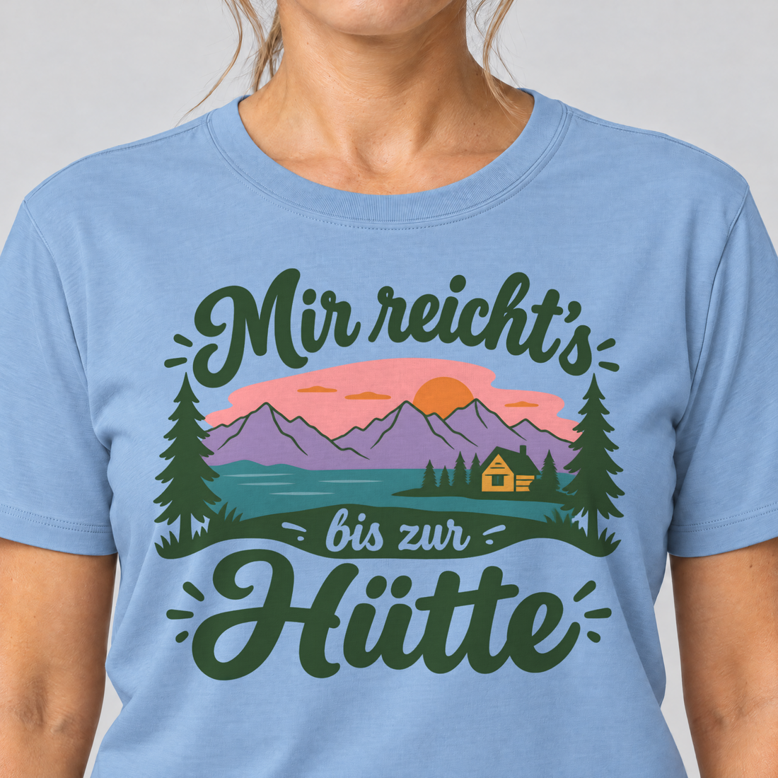 Nahaufnahme des Drucks: Mir reicht's bis zur Hütte – T-Shirt Unisex in Himmelblau, von einer Frau getragen