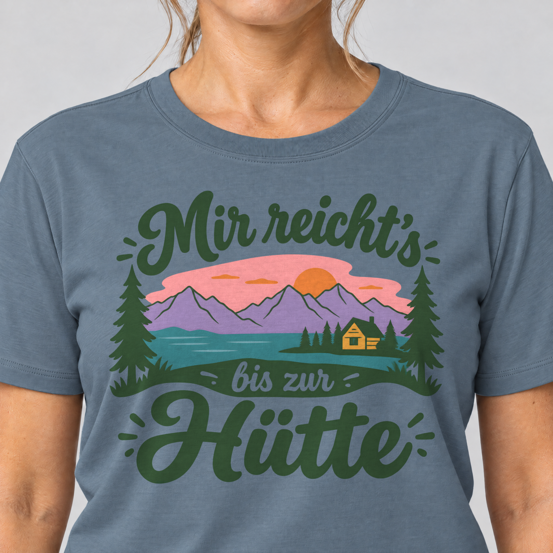 Nahaufnahme des Drucks: Mir reicht's bis zur Hütte – T-Shirt Unisex in Steinblau, von einer Frau getragen