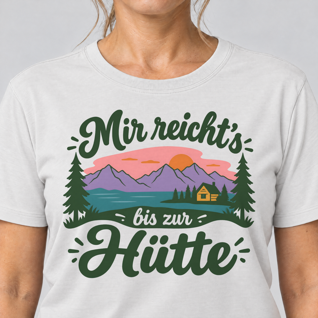 Nahaufnahme des Drucks: Mir reicht's bis zur Hütte – T-Shirt Unisex in Weiß, von einer Frau getragen