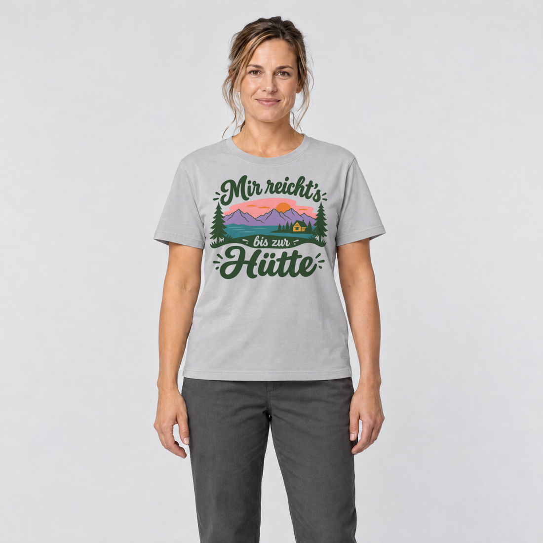 Frau trägt Mir reicht's bis zur Hütte – T-Shirt Unisex in Hellgrau, Ansicht von vorn