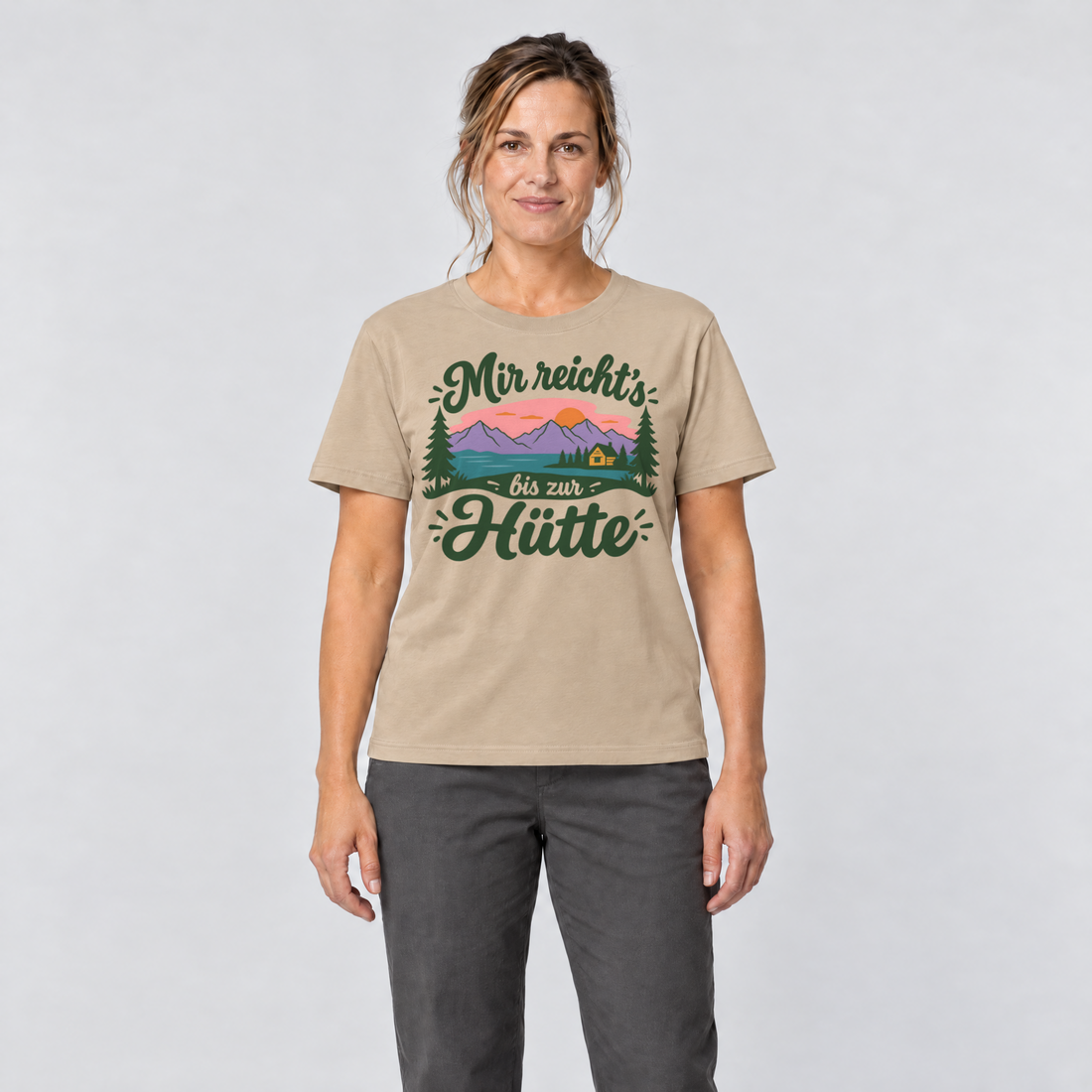 Frau trägt Mir reicht's bis zur Hütte – T-Shirt Unisex in Sand, Ansicht von vorn