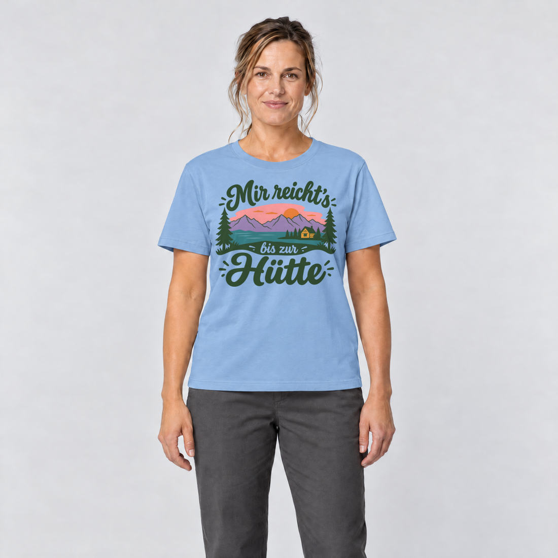 Frau trägt Mir reicht's bis zur Hütte – T-Shirt Unisex in Himmelblau, Ansicht von vorn
