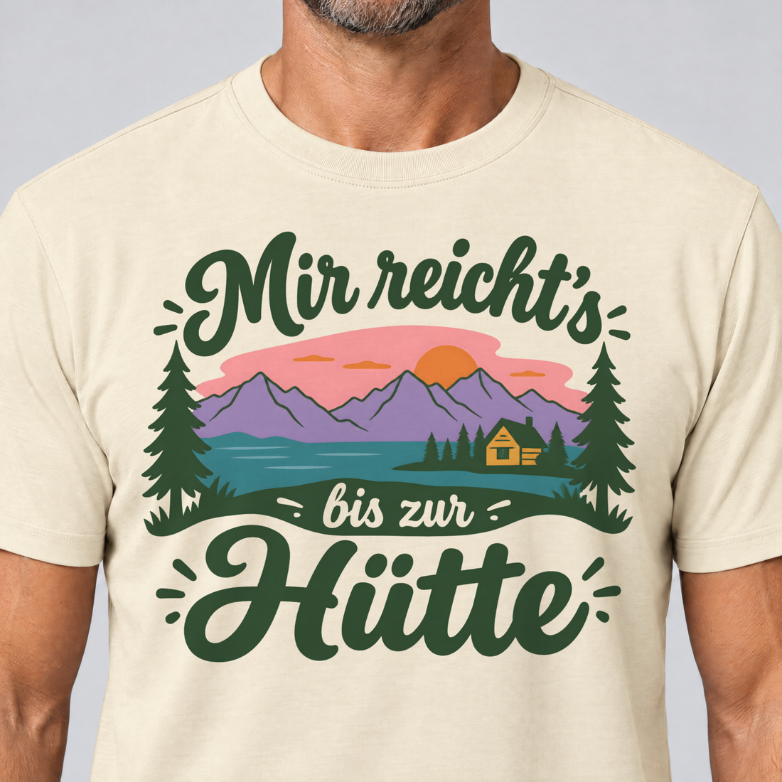 Nahaufnahme des Drucks: Mir reicht's bis zur Hütte – T-Shirt Unisex in Natur, von einem Mann getragen