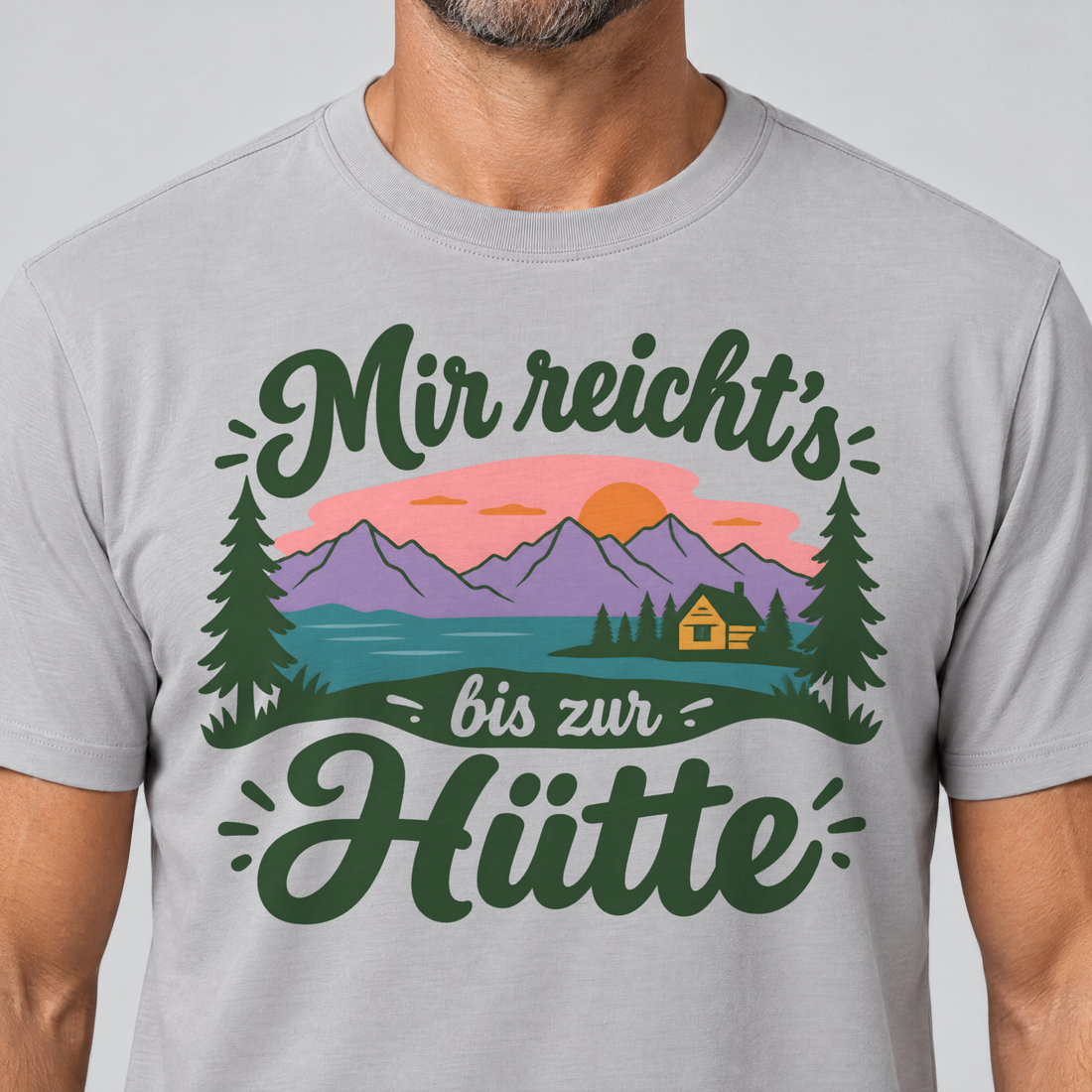 Nahaufnahme des Drucks: Mir reicht's bis zur Hütte – T-Shirt Unisex in Hellgrau, von einem Mann getragen