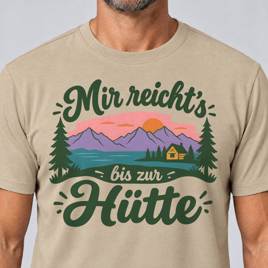 Nahaufnahme des Drucks: Mir reicht's bis zur Hütte – T-Shirt Unisex in Sand, von einem Mann getragen