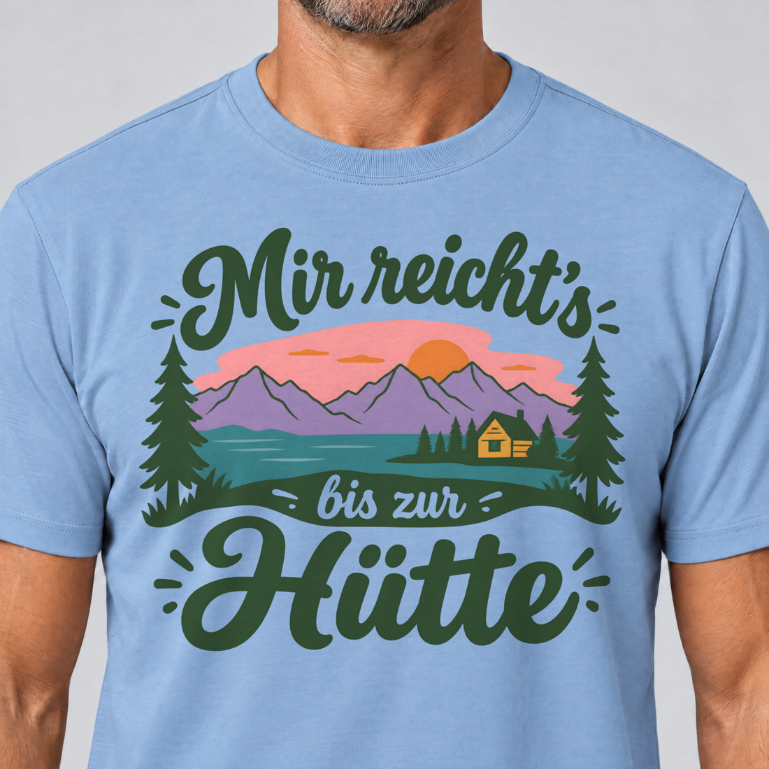 Nahaufnahme des Drucks: Mir reicht's bis zur Hütte – T-Shirt Unisex in Himmelblau, von einem Mann getragen