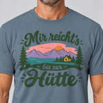 Nahaufnahme des Drucks: Mir reicht's bis zur Hütte – T-Shirt Unisex in Steinblau, von einem Mann getragen