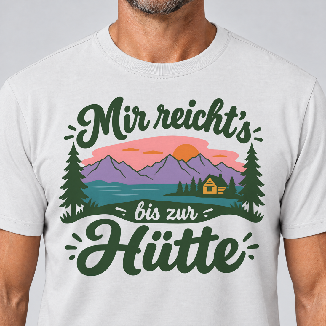 Nahaufnahme des Drucks: Mir reicht's bis zur Hütte – T-Shirt Unisex in Weiß, von einem Mann getragen