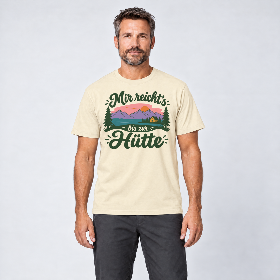 Mann trägt Mir reicht's bis zur Hütte – T-Shirt Unisex in Natur, Ansicht von vorn