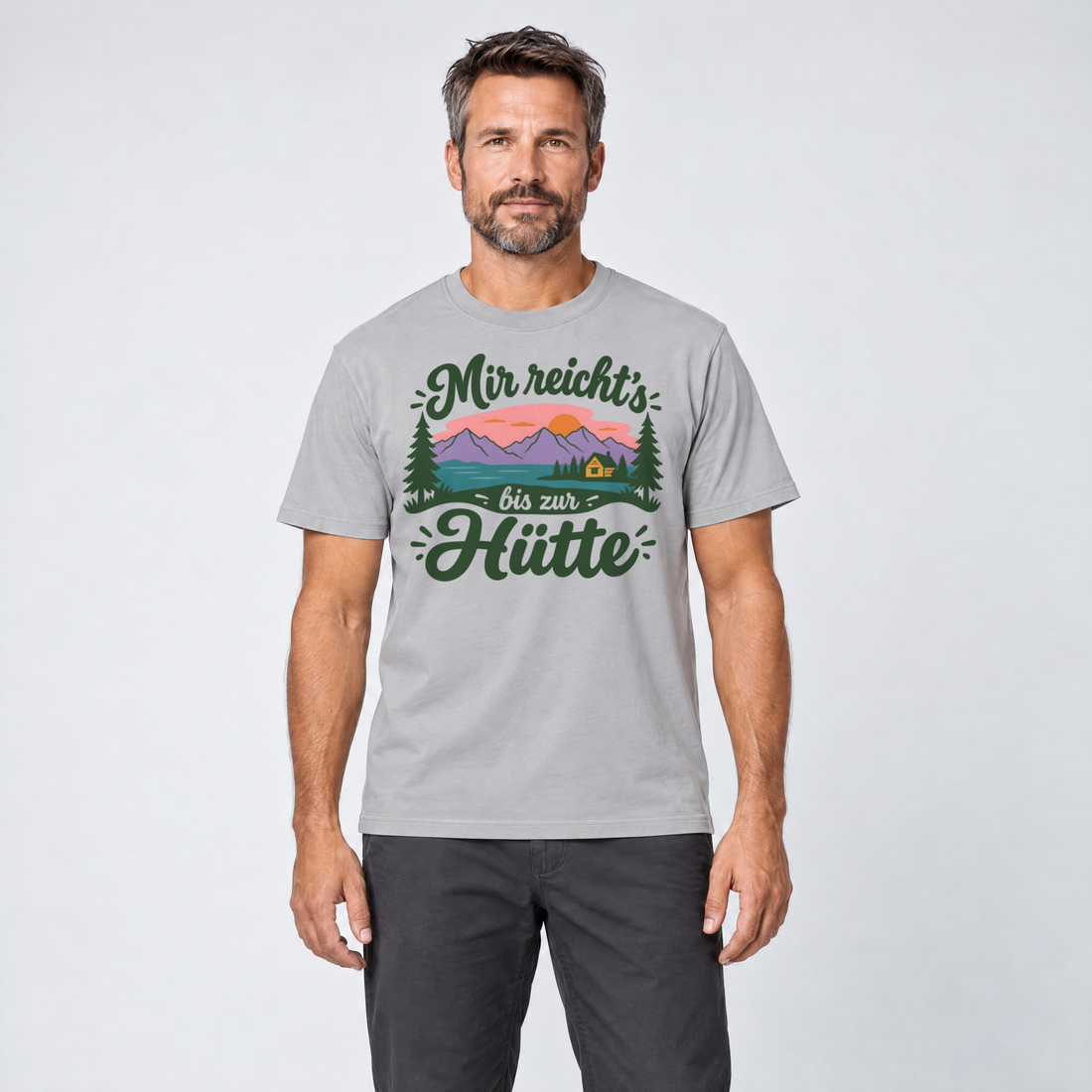 Mann trägt Mir reicht's bis zur Hütte – T-Shirt Unisex in Hellgrau, Ansicht von vorn