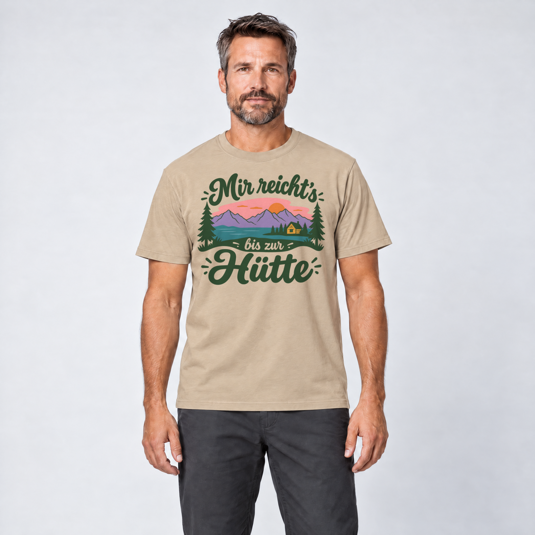 Mann trägt Mir reicht's bis zur Hütte – T-Shirt Unisex in Sand, Ansicht von vorn