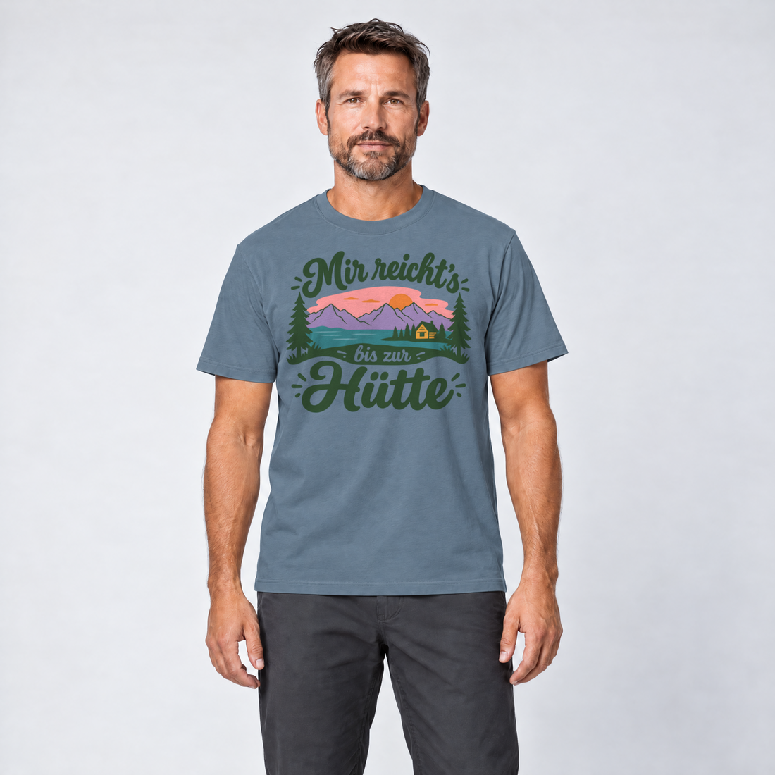 Mann trägt Mir reicht's bis zur Hütte – T-Shirt Unisex in Steinblau, Ansicht von vorn