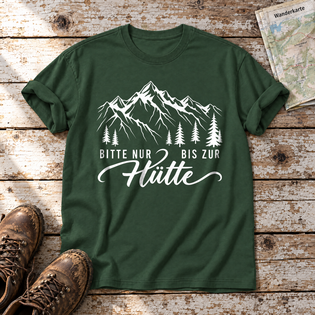 Bitte nur bis zur Hütte – T-Shirt Unisex in Flaschengrün, flach liegend auf alten Holzbrettern mit Wanderschuhen und Wanderkarte.