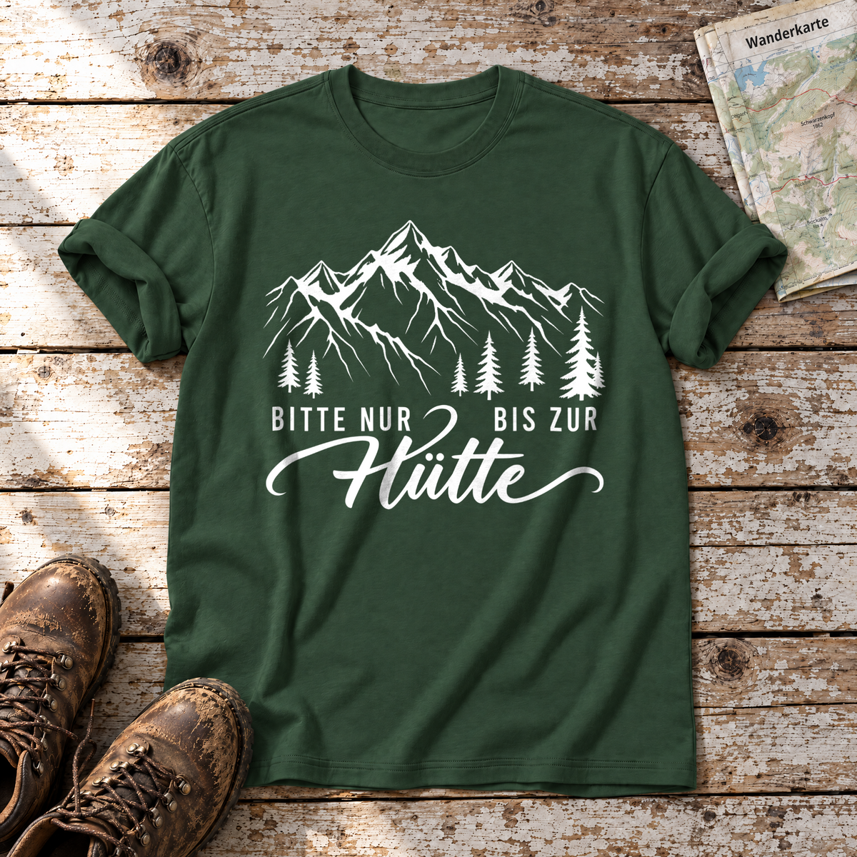 Bitte nur bis zur Hütte – T-Shirt Unisex in Flaschengrün, flach liegend auf alten Holzbrettern mit Wanderschuhen und Wanderkarte.