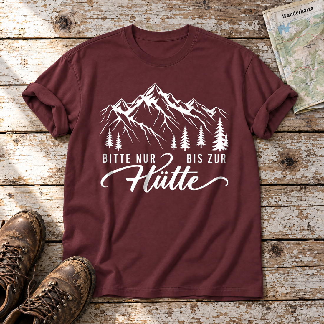 Bitte nur bis zur Hütte – T-Shirt Unisex in Bordeaux, flach liegend auf alten Holzbrettern mit Wanderschuhen und Wanderkarte.